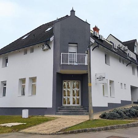 Misleny Home Kozarmisleny Eksteriør billede